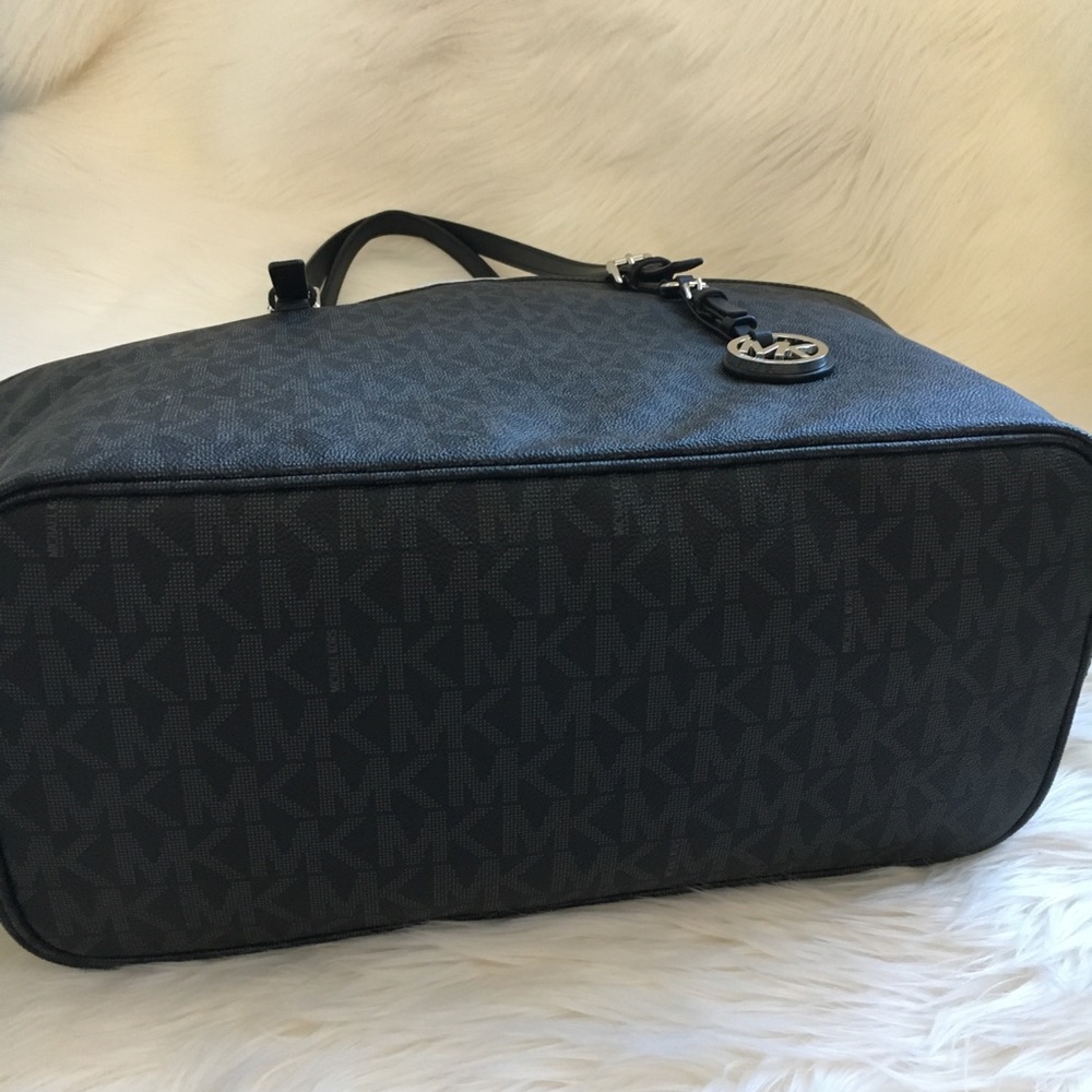 New! Michael Kors tote - Picture 5 of 8